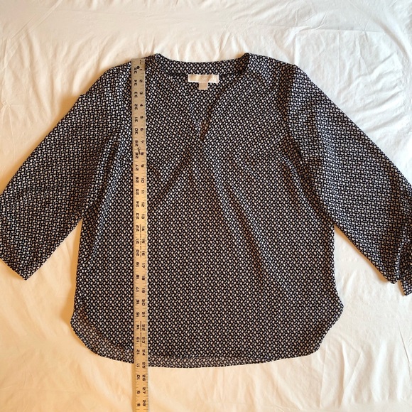Michael Kors Black & White Asymmetrical Blouse w/ 3/4 Length Tie Sleeves Size M - Picture 3 of 8